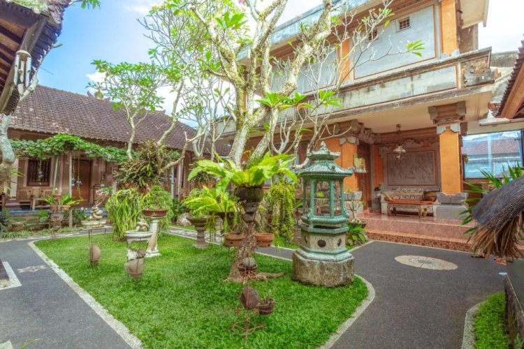 Deluxe Room building with garden at Ubud Homestay
