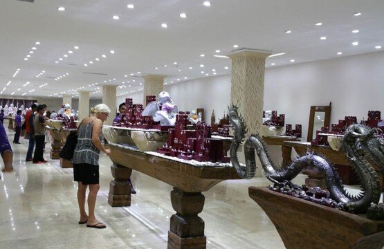 The grand UC Silver Gallery at Celuk Village, a premier Bali tourist destination for luxury jewelry.