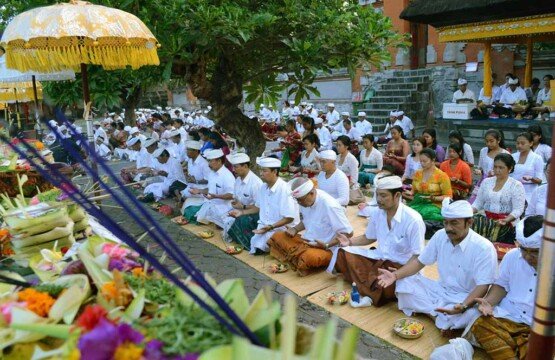 Traditional Agung Jagatnatha Temple ceremony with Balinese people in ceremonial dress.