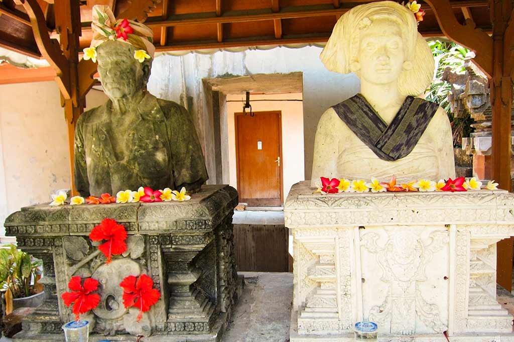 Bronze Le Mayeur and Ni Pollok statue at the entrance of the Le Mayeur Museum.
