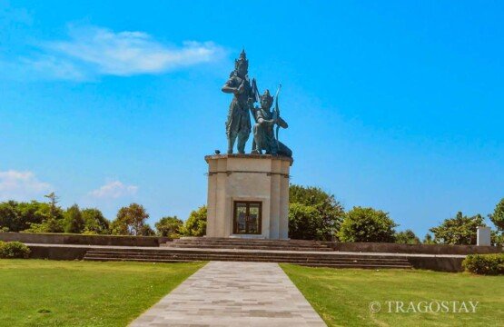 Iconic Rama and Shita statue located near the Nusa Dua Beach Water Blow entrance.