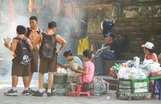 Tourists experience local street foods at Puputan Badung Square during the night market.