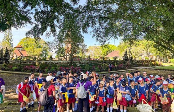 Group of school children visiting Puputan Margarana Monument for a history field trip.