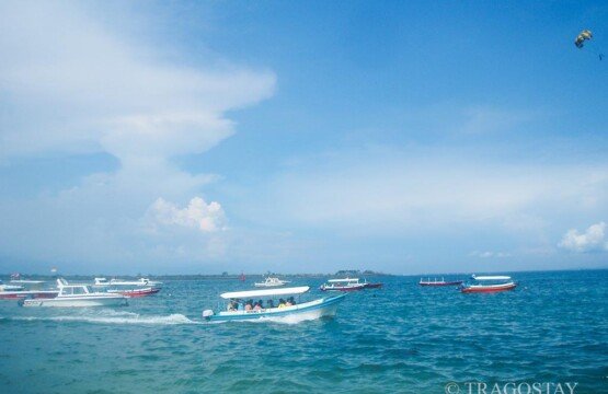 Speedboats and glass-bottom boats for Tanjung Benoa Beach Bali water sport activities.