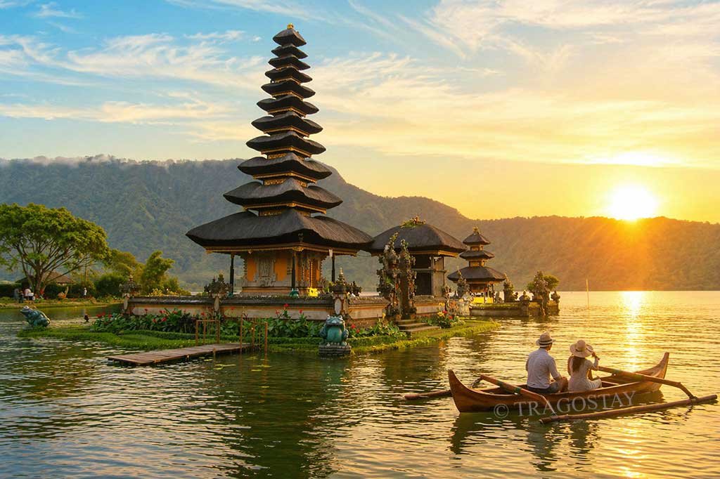 Traditional colorful boats docked at Ulun Danu Beratan Temple Bedugul for lake tours.