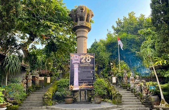 The grand entrance stairs leading visitors into the Vihara Dharma Giri temple complex.