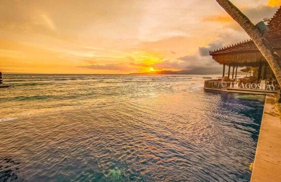A luxury infinity pool in Candidasa overlooking the vast blue waters of the Indian Ocean.
