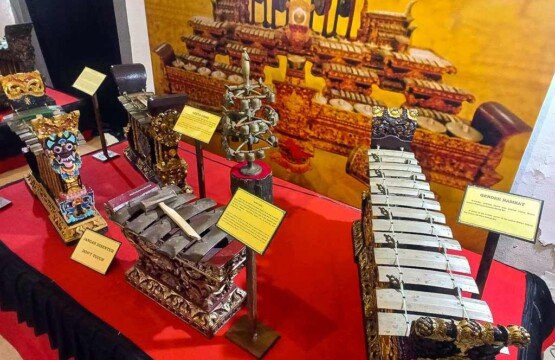 A rare antique Balinese gamelan musical instrument set displayed beautifully as a historical collection inside Gedong Kirtya Museum.