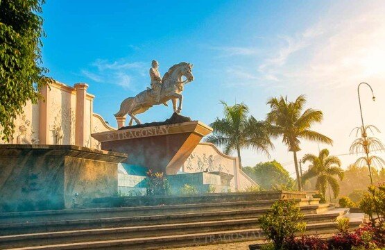 The proud historical monument statue of King I Gusti Anglurah Panji Sakti standing tall in front of Gedong Kirtya Museum.