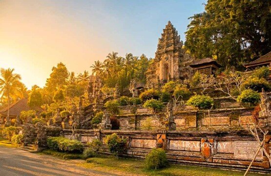 The majestic volcanic stone Candi Kurung gateway of Kehen Temple during a clear afternoon.