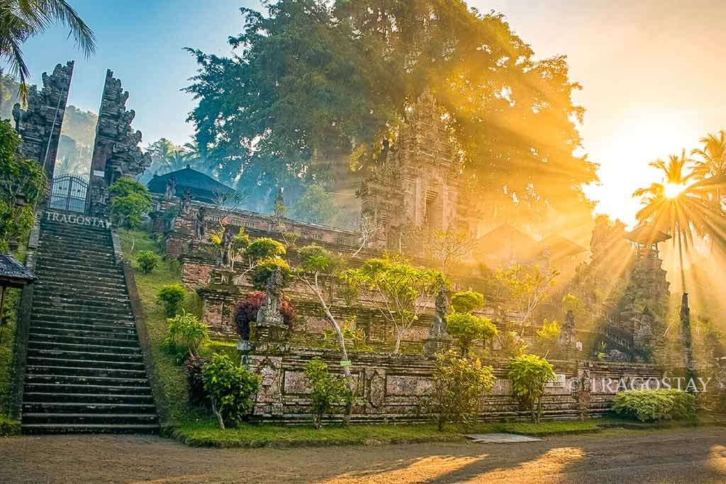 A direct front perspective of the grand Candi Bentar gateway at Kehen Temple illuminated by clear morning sunlight.