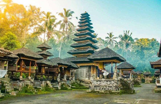 A peaceful afternoon view of the main inner courtyard of Kehen Temple under a clear, bright sky.