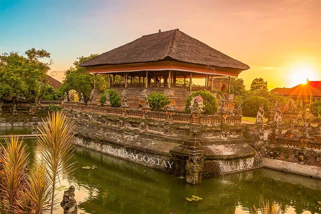 The majestic Bale Kambang building at Kerta Gosa captured during a peaceful and clear afternoon.