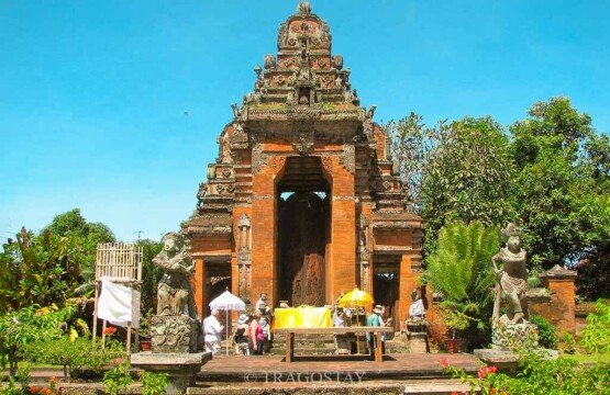 The open stage at Kerta Gosa featuring a grand Candi Kurung stone gate in the background.