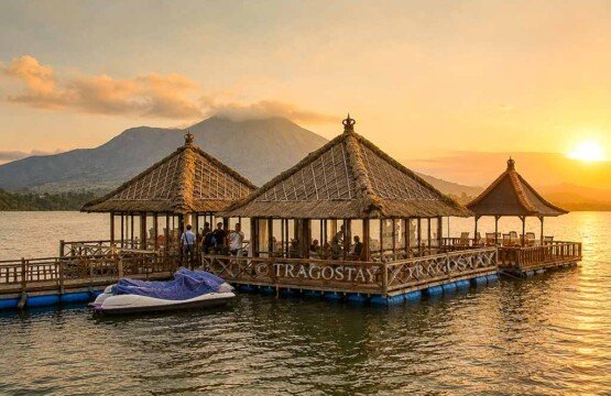The peaceful structure of Resto Apung Kedisan floating on the calm waters of Lake Batur during a bright morning.