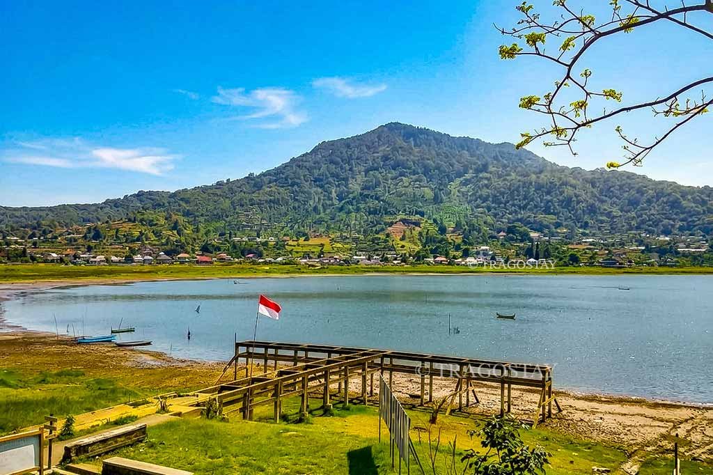 A scenic landscape view showing why Lake Buyan serves as a top-tier travel destination and nature magnet in northern Bali.