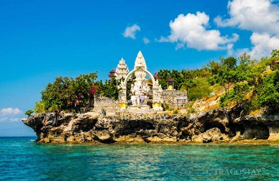 The grand structure of Pura Agung Pingit Klenting Sari on Menjangan Island featuring a towering and magnificent white statue of Lord Ganesha.