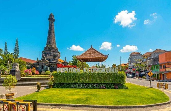 A view of the Puputan Klungkung Monument seen from the main road intersection in Semarapura city.