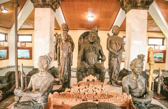 The heroic statue of the King of Klungkung located within the Puputan Klungkung Monument complex.