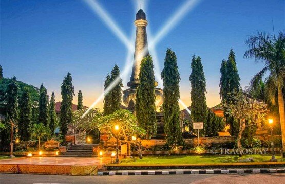 The historical Puputan Klungkung Monument illuminated by spotlights at night before its renovation.