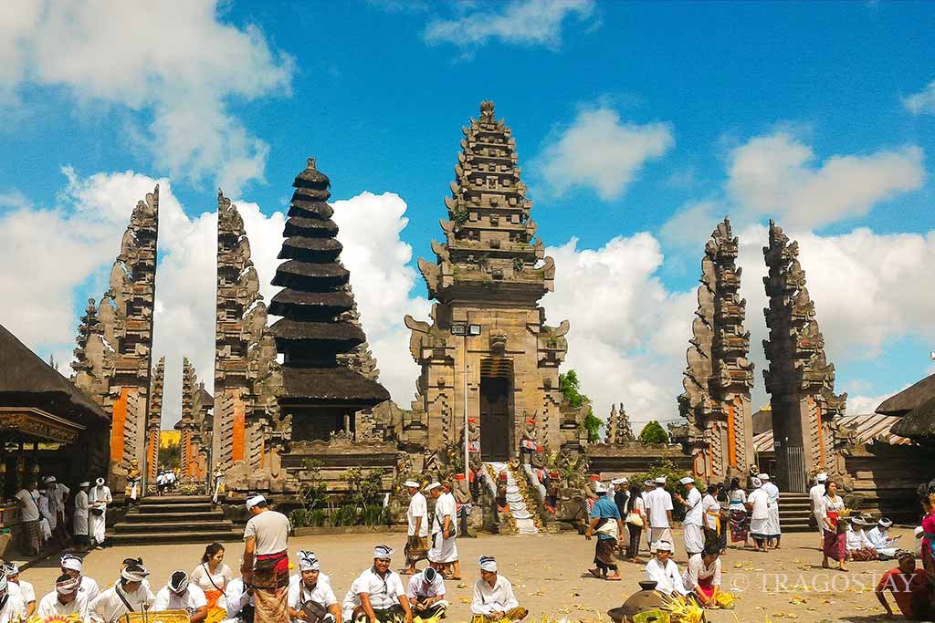The majestic and highly detailed Balinese-style gateway at the entrance of the inner sanctuary at Ulun Danu Batur.