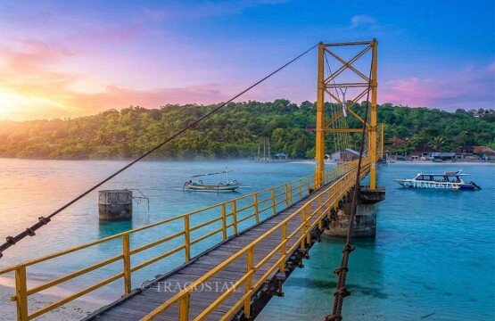 A peaceful high-angle overview of the Yellow Bridge during a refreshing sunrise in Nusa Lembongan.