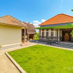 Large tropical garden near Tanah Lot Bali home rental