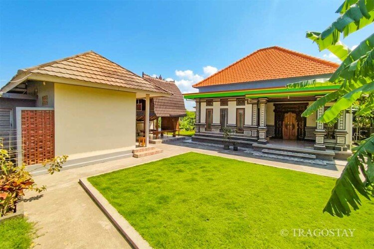 Large tropical garden near Tanah Lot Bali home rental