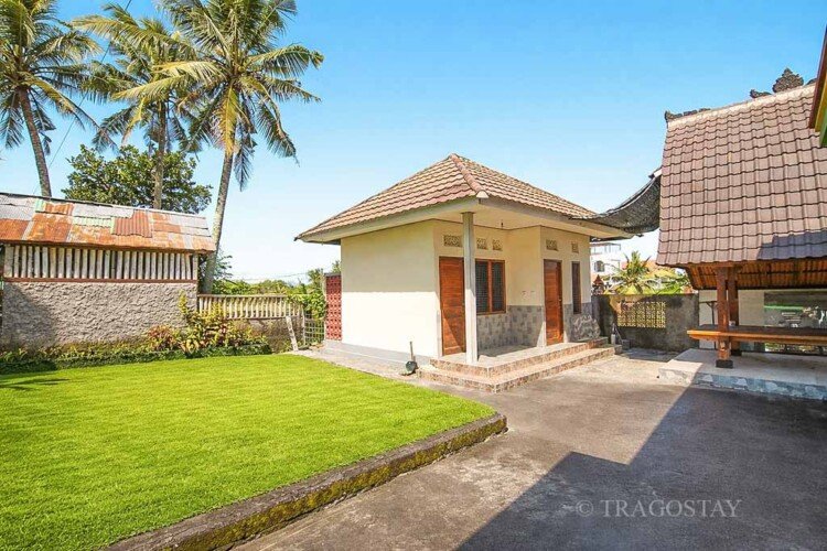 Large tropical garden and kitchen at Bali home rental